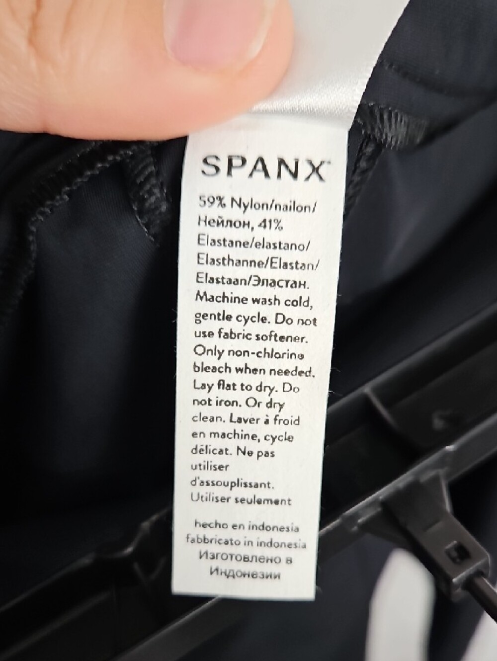 NWT SPANX Sunshine 4" Shorts in Very Black - Large - Picture 15 of 16